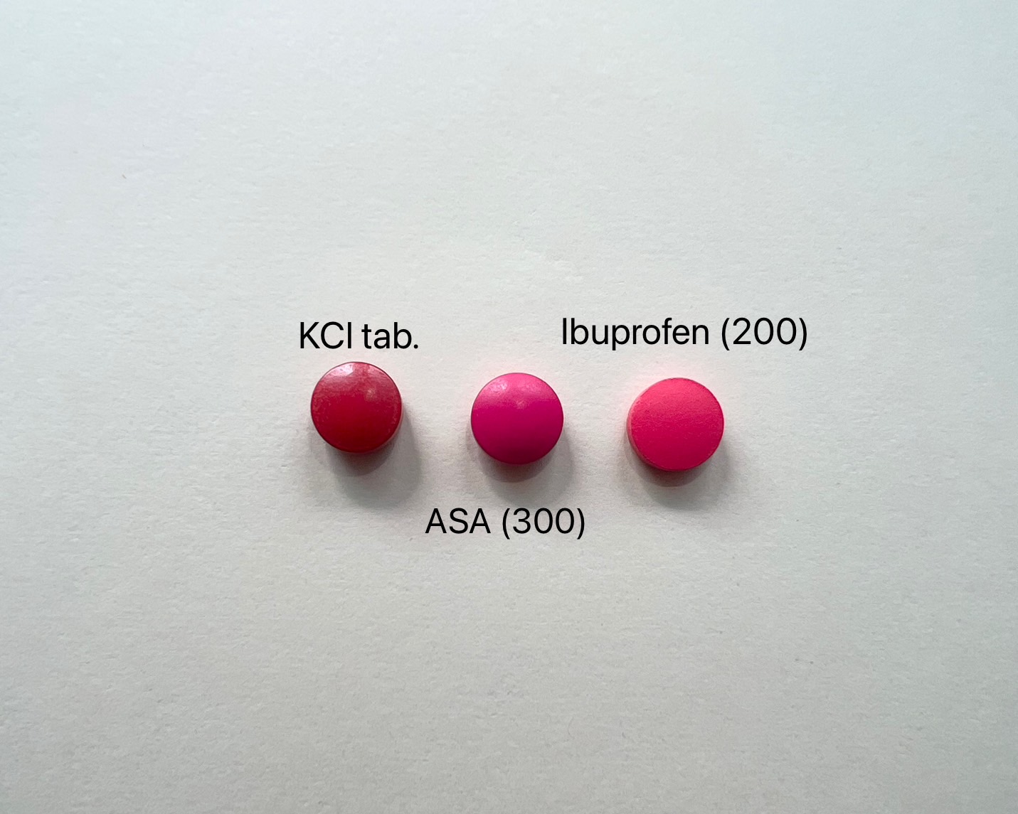 ASA (300) มองคล้ายกับ Ibuprofen (200) และ KCL tab.